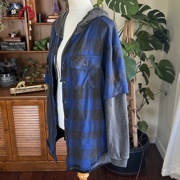 Oli & Hali Blue and Charcoal Gray Plaid Flannel Distressed Shacket Hooded Jacket - Picture 11 of 14